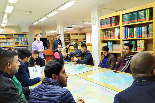 دیدار فعالان فرهنگی حشدالشعبی از کتابخانه جامع ایثار و شهادت