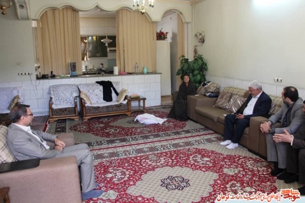مدیرکل اسناد و انتشارات بنیاد شهید با خانواده شهیدان جهانگیری دیدار کرد