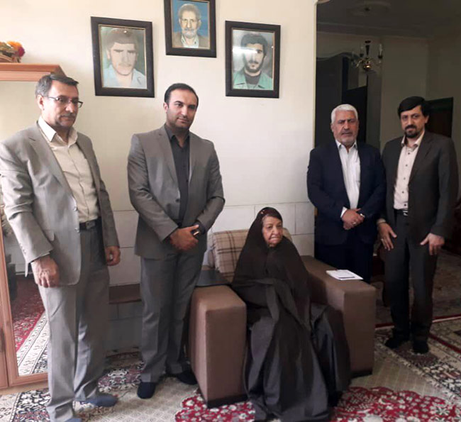 مدیرکل اسناد و انتشارات بنیاد شهید با خانواده شهیدان جهانگیری دیدار کرد