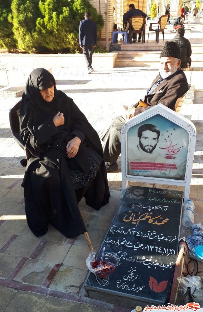 عکس/ پدر و مادر شهید «محمدکاظم کیانی» بر سر مزار فرزندشان