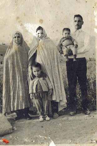 از چپ: رقیه خاتون مزید آبادی (مادر بزرگ) -قمر احمدی (مادر) - ذبیح اله حسنی (پدر) - شهید محمد حسنی - شهید علی حسنی