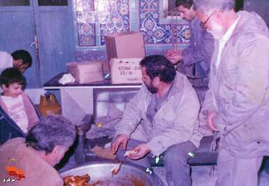 توزیع غذا برای بازدید کننده های مسجد خرمشهر 1365