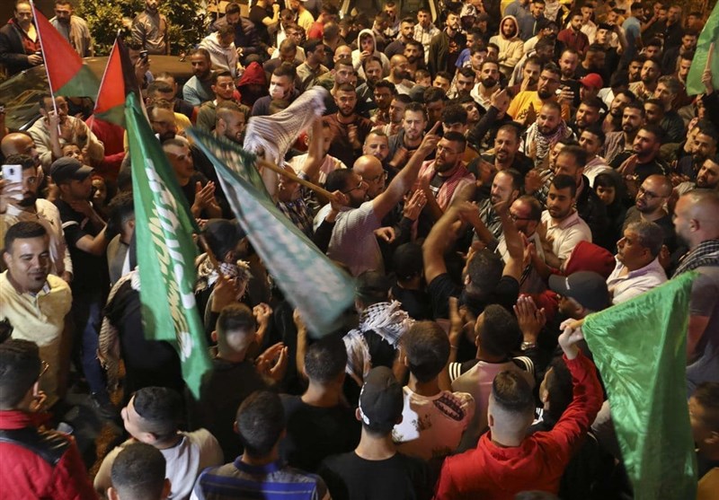 عَمَت مسيرات حاشدة في جميع محافظات القطاع والضفة المحتلة والمخيمات الفلسطينية في لبنان عَمَت مسيرات حاشدة في جميع محافظات القطاع والضفة المحتلة والمخيمات الفلسطينية في لبنان