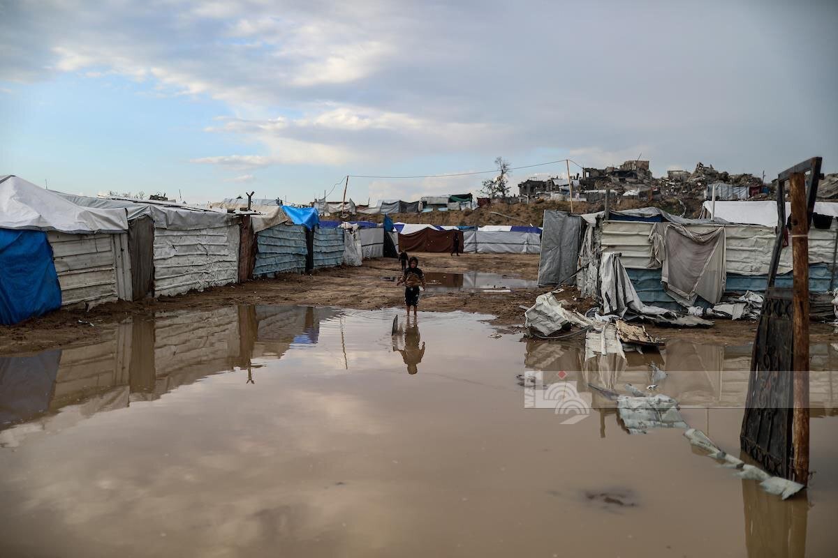 تقرير مصور / نازحو غزة يواجهون البرد والأمطار… وأيام الأطفال الصعبة مستمرة