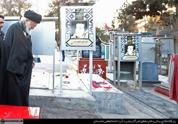 رهبر معظم انقلاب در مرقد مطهر امام راحل و گلزار شهدای بهشت زهرا حضور یافتند رهبر معظم انقلاب در مرقد مطهر امام راحل و گلزار شهدای بهشت زهرا حضور یافتند
