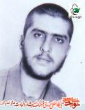 با رَجز خوانى خود به ديگران روحيه مى داد با رَجز خوانى خود به ديگران روحيه مى داد