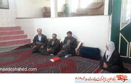 سرکشی از خانواده های شهدا شهرستان روانسر به مناسبت هفته دولت + تصویر سرکشی از خانواده های شهدا شهرستان روانسر به مناسبت هفته دولت + تصویر