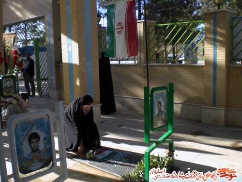 عطر افشانی گلزار شهدای حاجی آباد عطر افشانی گلزار شهدای حاجی آباد