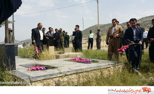 مراسم گلباران مزار شهدای شهرستان ثلاث بابا جانی برگزار شد مراسم گلباران مزار شهدای شهرستان ثلاث بابا جانی برگزار شد