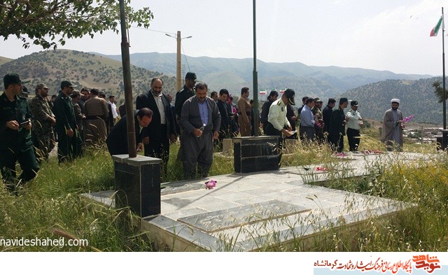 مراسم گلباران مزار شهدای شهرستان ثلاث بابا جانی برگزار شد مراسم گلباران مزار شهدای شهرستان ثلاث بابا جانی برگزار شد