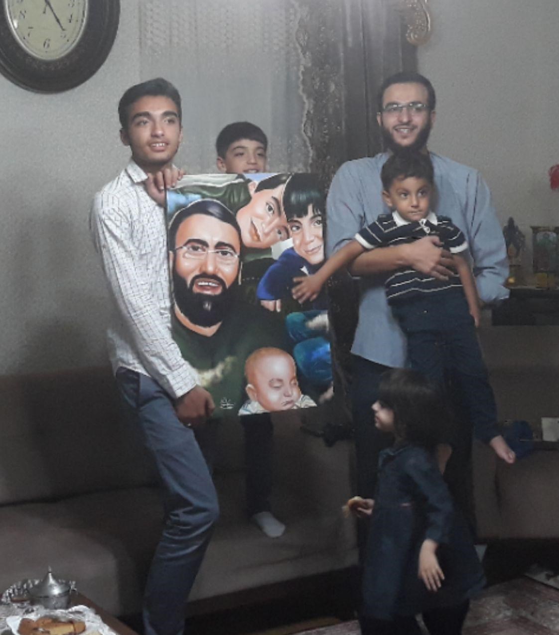 تابلوی نقاشی مداح شهید به خانوادهاش اهدا شد تابلوی نقاشی مداح شهید به خانوادهاش اهدا شد