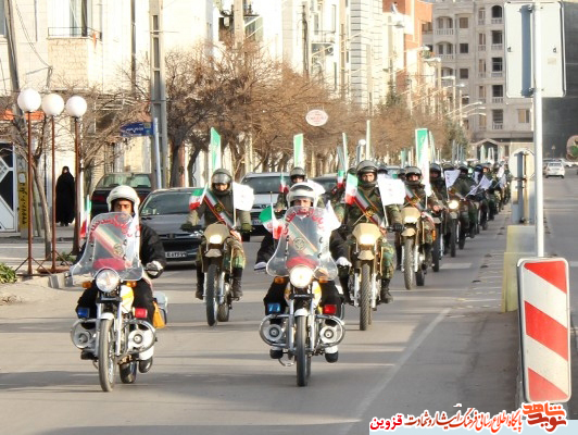 موتورسواران نیروهای مسلح رژه میروند موتورسواران نیروهای مسلح رژه میروند