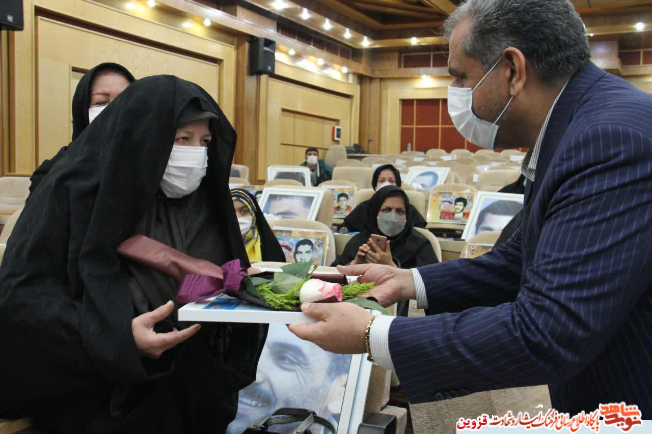جانبازان و خانواده شهدای زن تجلیل شدند جانبازان و خانواده شهدای زن تجلیل شدند