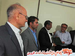 انقلاب اسلامی به برکت خون شهدا حاصل شده است انقلاب اسلامی به برکت خون شهدا حاصل شده است