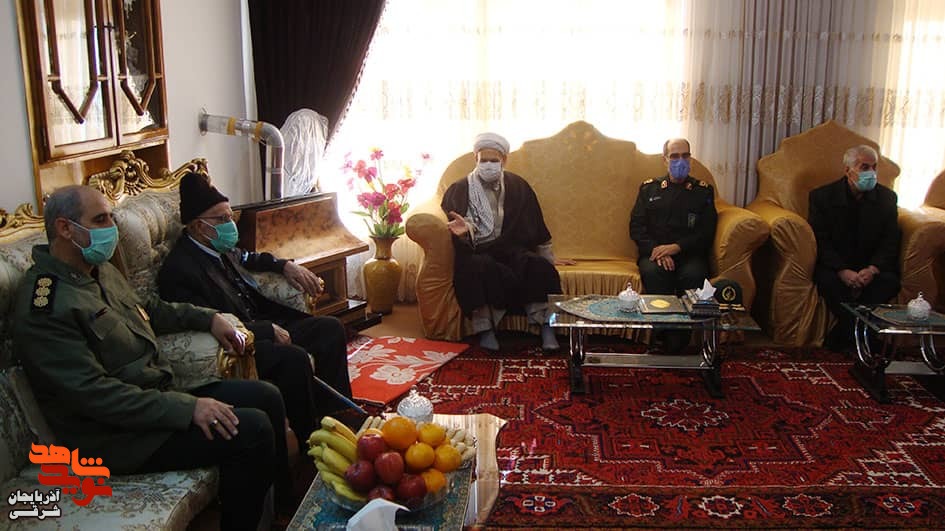 والدین معزز شهدا نماد ایثار و فداکاری هستند