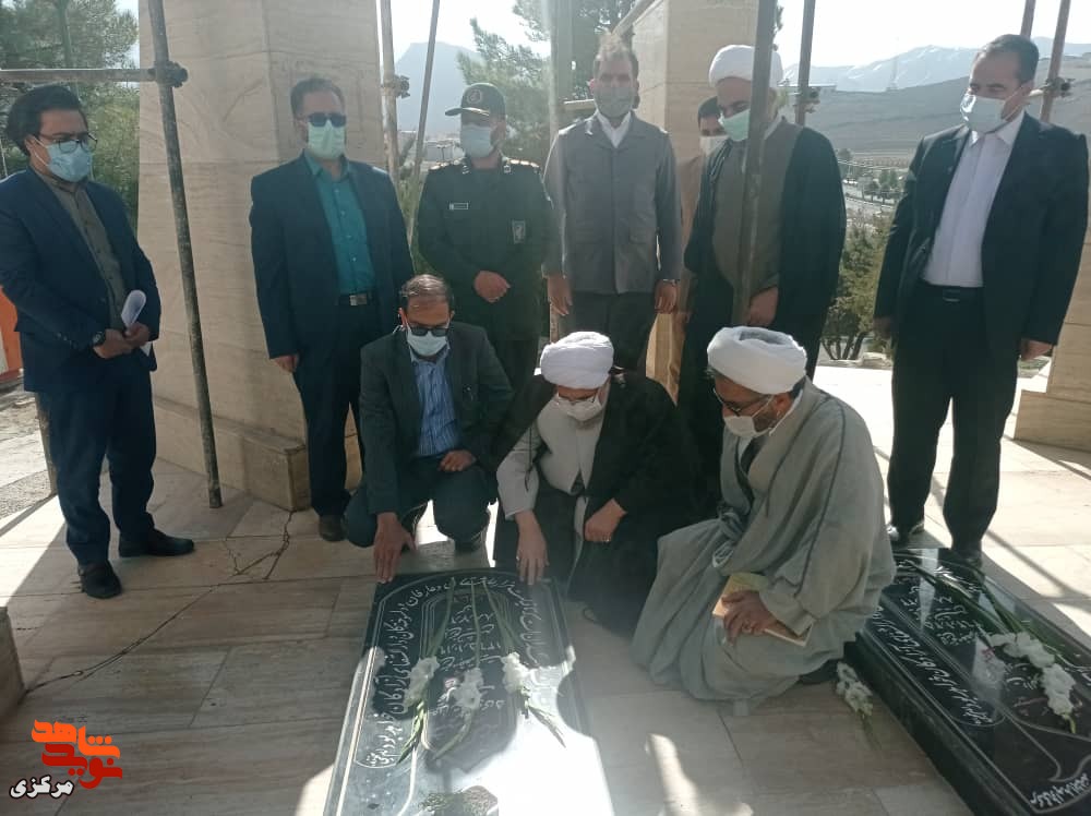 آیت الله اراکی به گلزار شهدای تفرش رفت