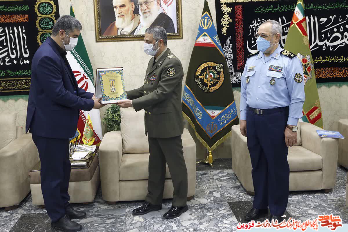 نشان فداکاری به خلبانان شهیدان 