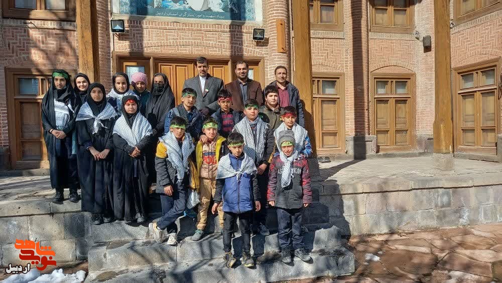 بازدید دانش‌آموزان آموزشگاه انصارالمهدی روستای آقاباقر از موزه شهدای اردبیل+عکس