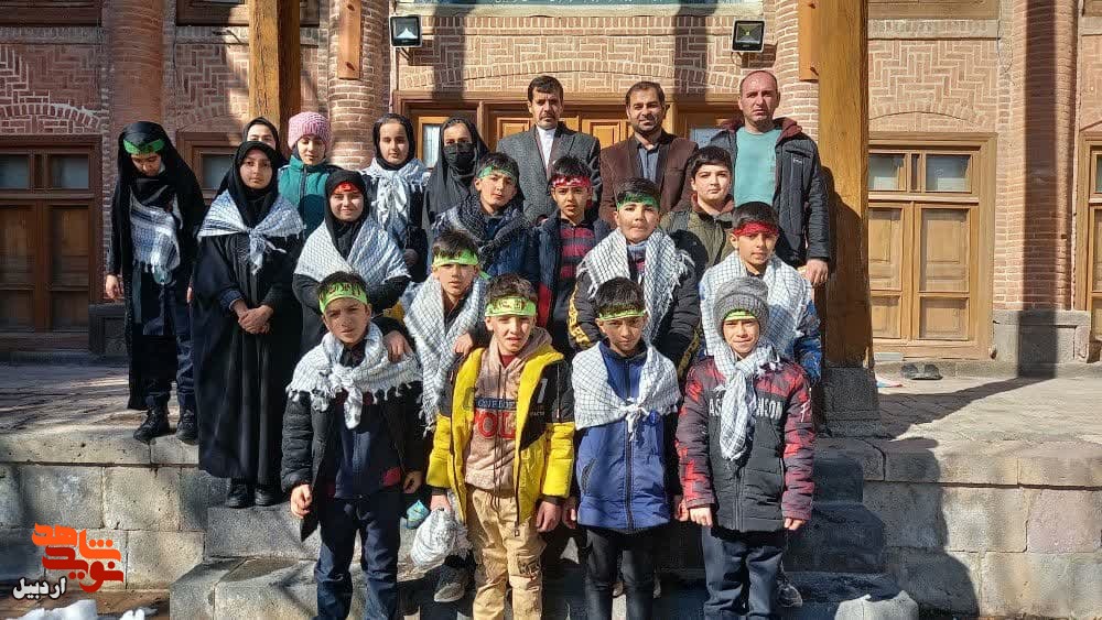 بازدید دانش‌آموزان آموزشگاه انصارالمهدی روستای آقاباقر از موزه شهدای اردبیل+عکس