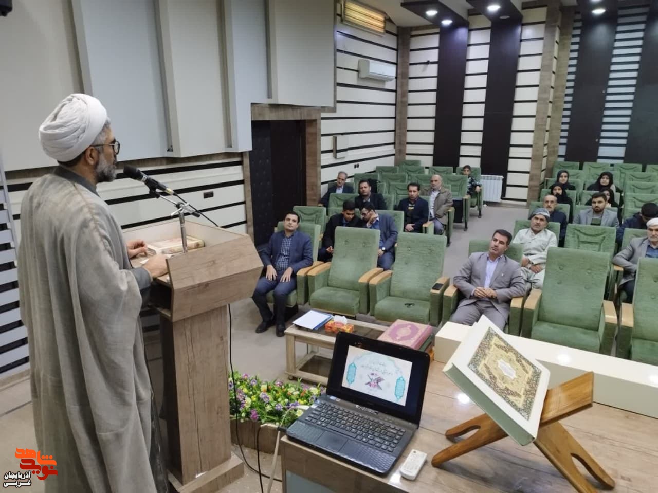 حاملان قرآن روسای اهل بهشت هستند