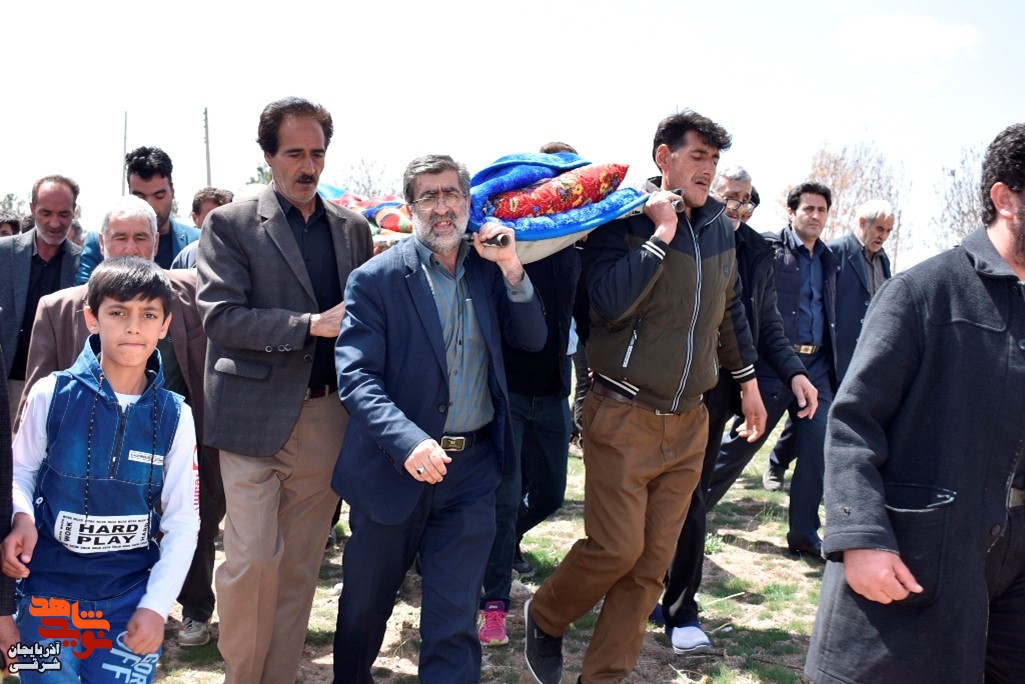 پیکر پدر شهیدان «آذرمی» در در جوار فرزتدانش آرام گرفت پیکر پدر شهیدان «آذرمی» در در جوار فرزتدانش آرام گرفت