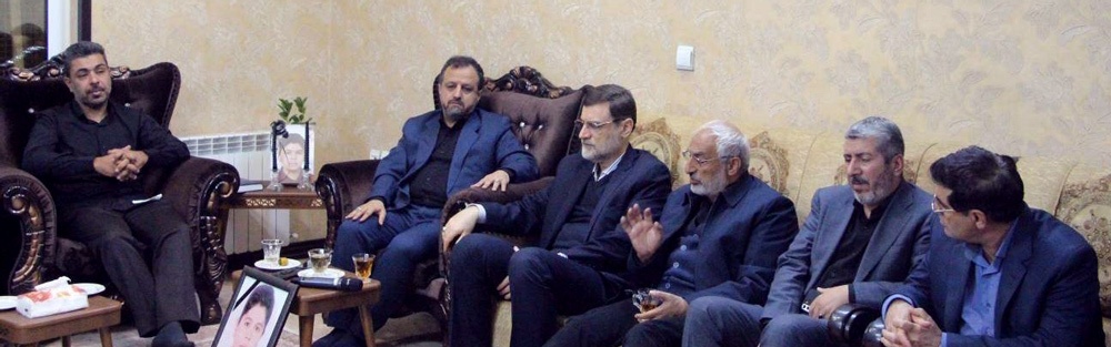 دیدار دکتر قاضی‌زاده هاشمی با خانواده شهید امیرحسین ده‌ دهی از شهدای حمله تروریستی در کرمان