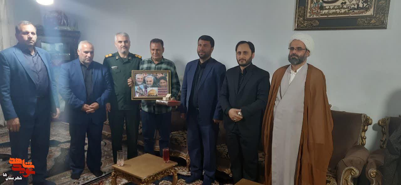 سخنگوی دولت با دو خانواده شهید مدافع حرم ورامین دیدار کرد