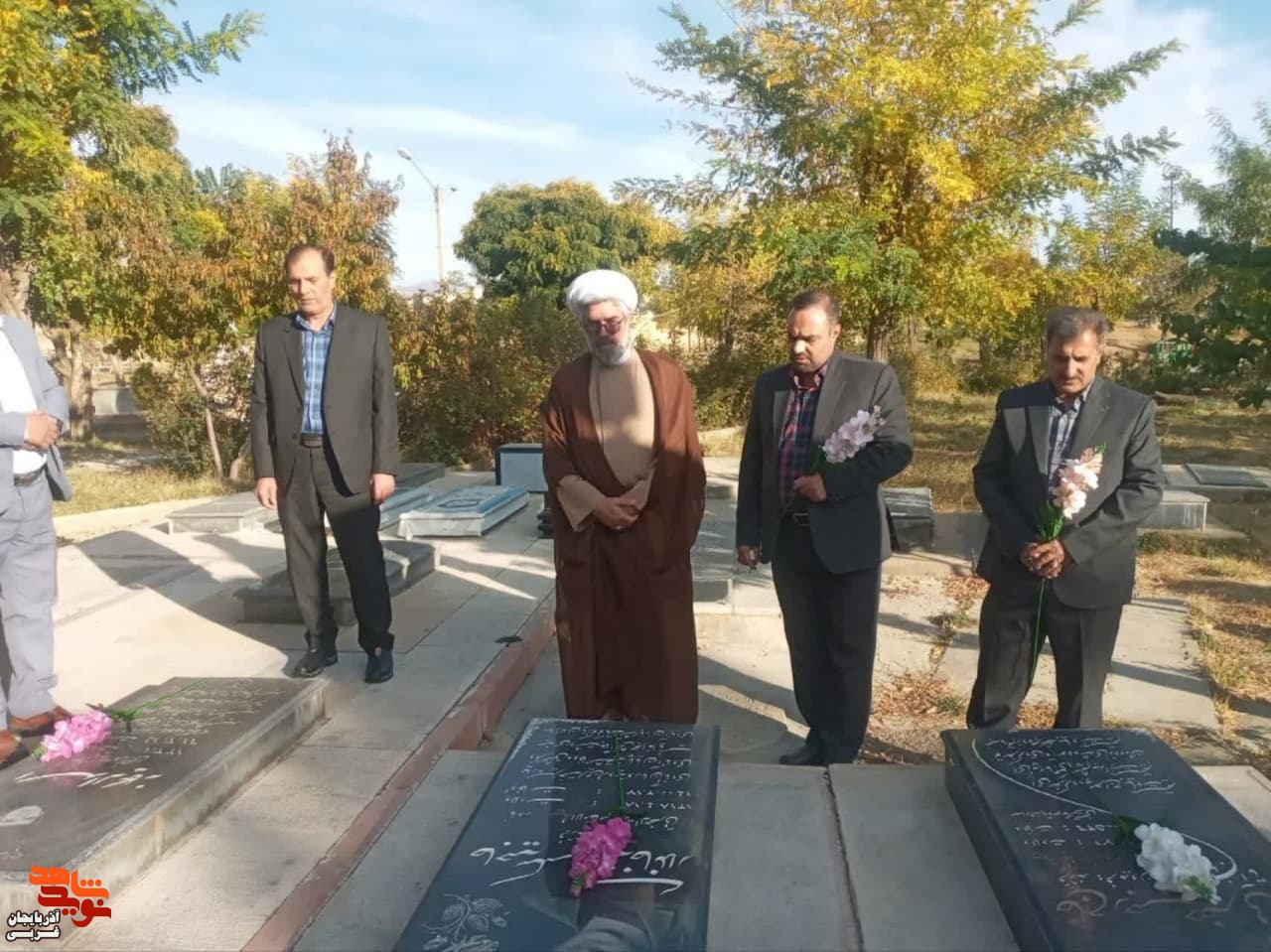 ادای احترام مدیرکل بنیاد شهید و امورایثارگران آذربایجان غربی به مقام شامخ شهدای شهرستان تکاب ادای احترام مدیرکل بنیاد شهید و امورایثارگران آذربایجان غربی به مقام شامخ شهدای شهرستان تکاب