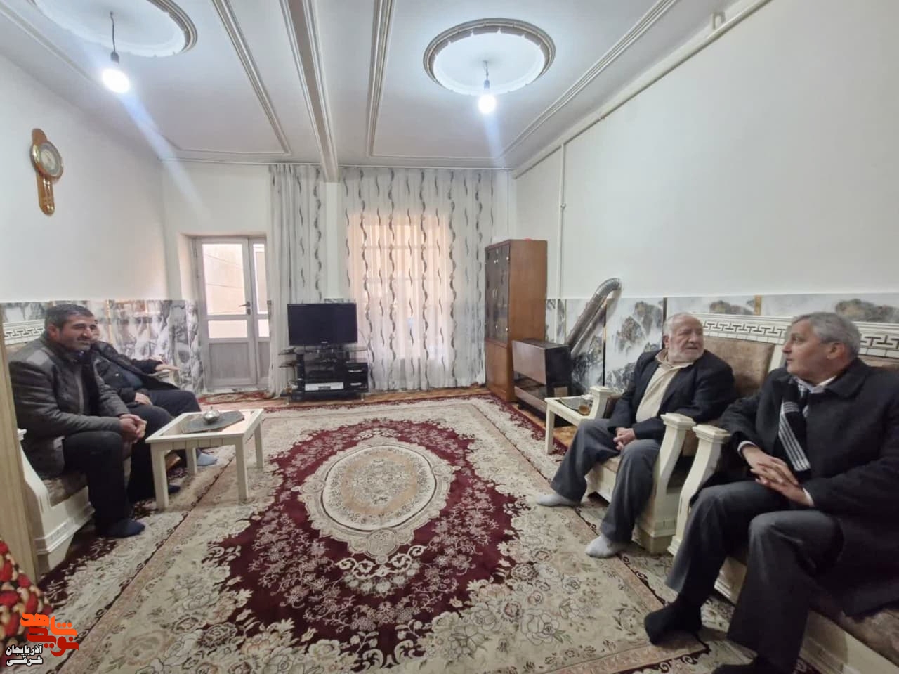 سلمانی با خانواده ۵ تن از شهیدان استان دیدار تازه کرد