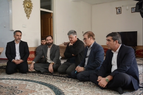 دیدار نماینده ولی فقیه در استان با مادر شهید «مسعود امیدیان» و جانباز ۷۰ درصد «رضا دلفان»