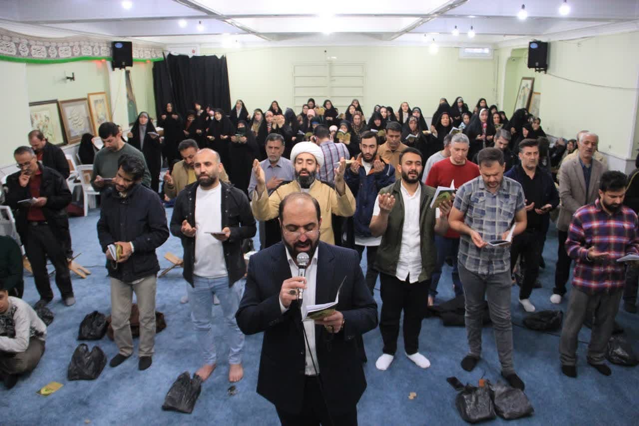 مراسم استغاثه به امام زمان(عج) در گلزار شهدای قزوین برگزار شد.