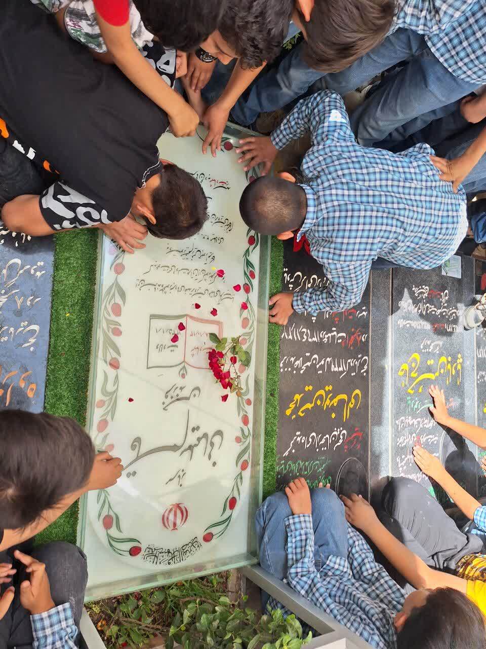فریاد مرگ برآمریکا دانش آموزان کنار مرقد سردار سلیمانی