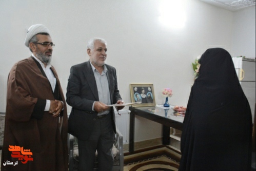 دیدار استاندار لرستان با مادر شهیدان «غلامرضا، حمیدرضا و شهیده ناهید امیدی»