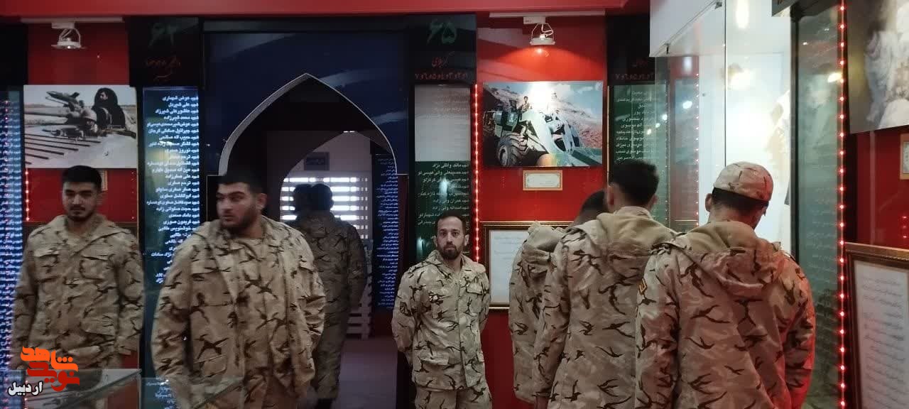 بازدید سربازان فرودگاه اردبیل از موزه شهدا+ عکس