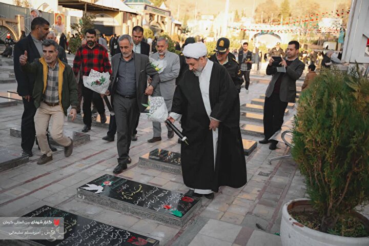 آیین میهمانی لاله‌ها همزمان با دهه فجر در گلزاربین المللی شهدای کرمان برگزار شد