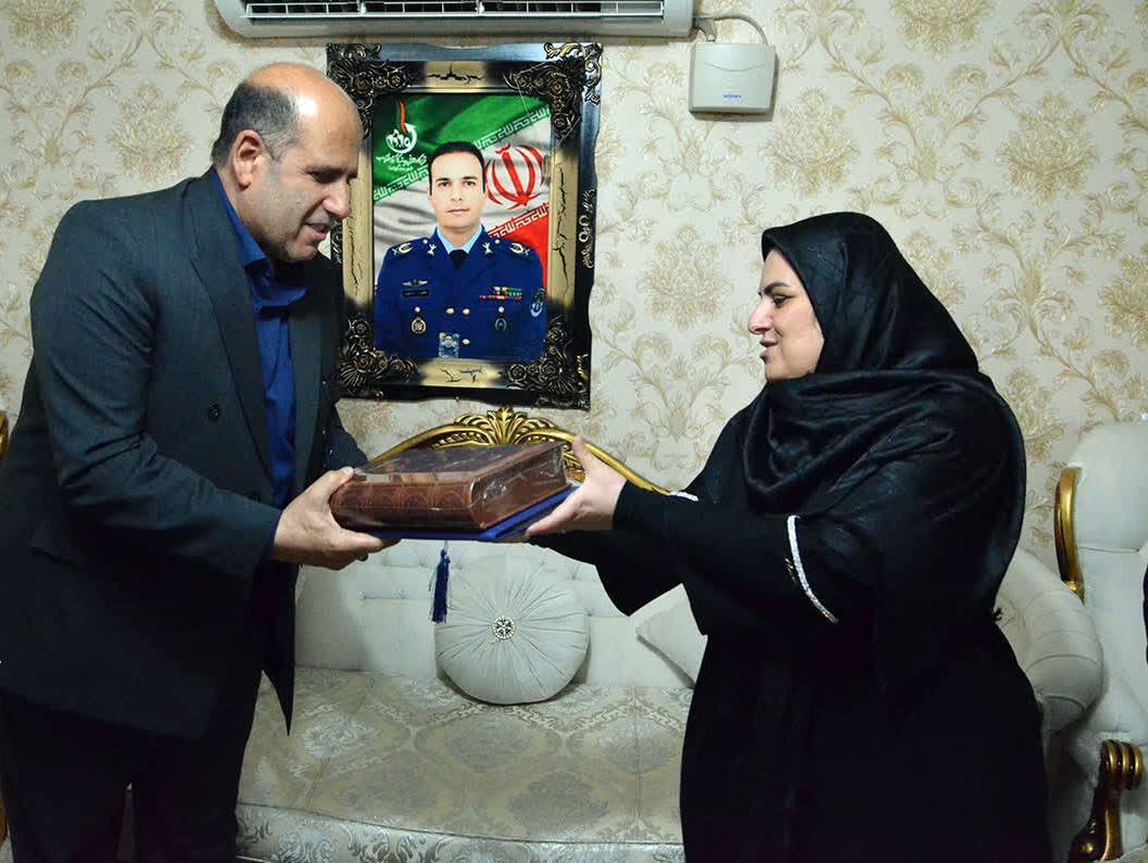 دیدار مدیرکل بنیاد شهید تهران با خانواده شهدای خدمت