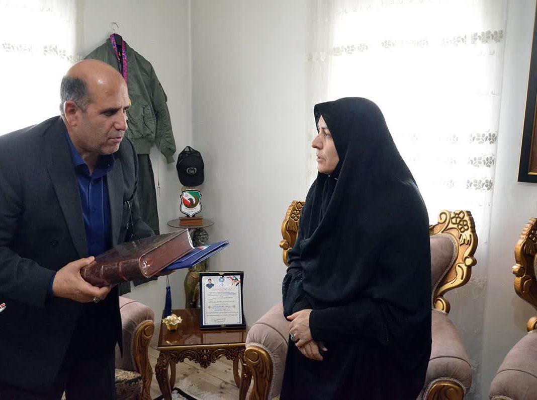 دیدار مدیرکل بنیاد شهید تهران با خانواده شهدای خدمت