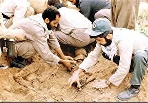 فیلم/ تفحص پیکر شهیدی با قمقمه پر از آب