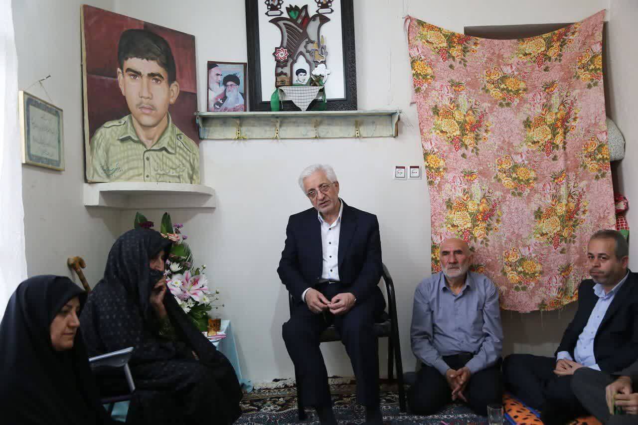 استاندار با خانواده شهید «حسین ایمانی» دیدار کرد