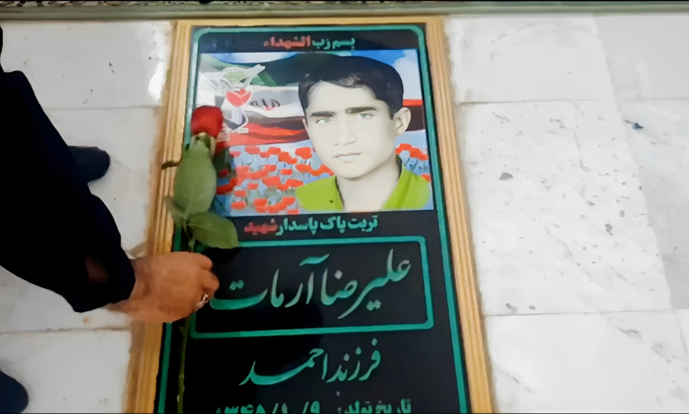 غبارروبی گلزار شهدا به مناسبت هفته کارگر و بسیج کارگری در بندرعباس