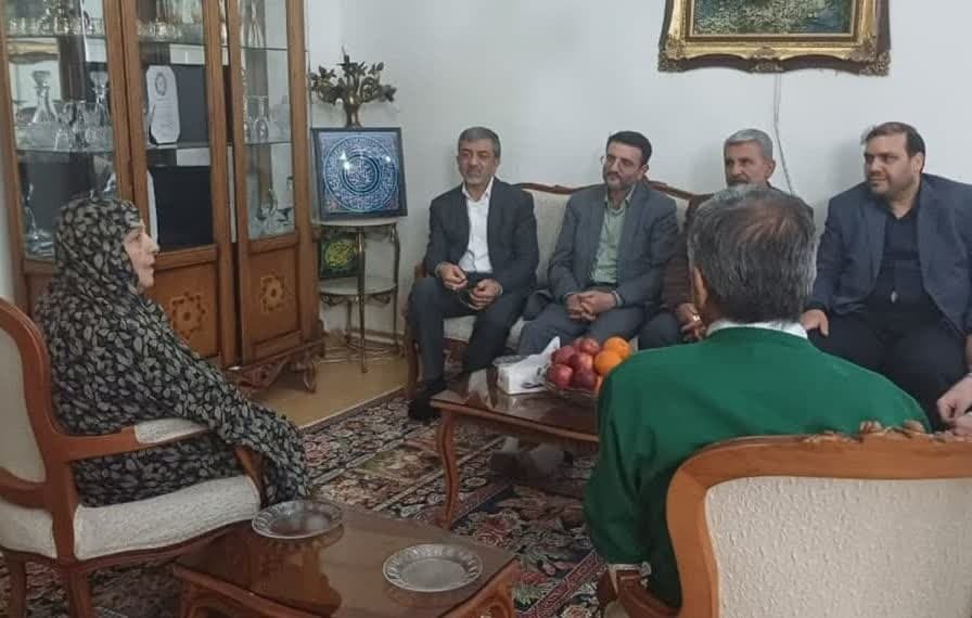 مدیرکل بنیاد شهید البرز پیام رئیس‌جمهور و معاونش را به مادر شهیدان محمدی ابلاغ کرد