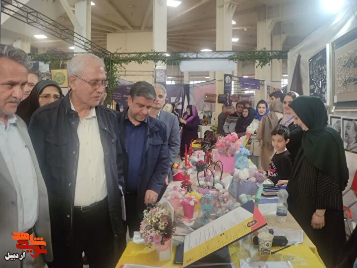 بازدید دکتر «علی ربیعی» دستیار ویژه رئیس‌جمهور از غرفه بانوان ایثارگر در نمایشگاه بین‌المللی اردبیل