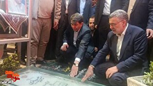 ادای احترام وزیر بهداشت به شهید سلیمانی و شهدای...