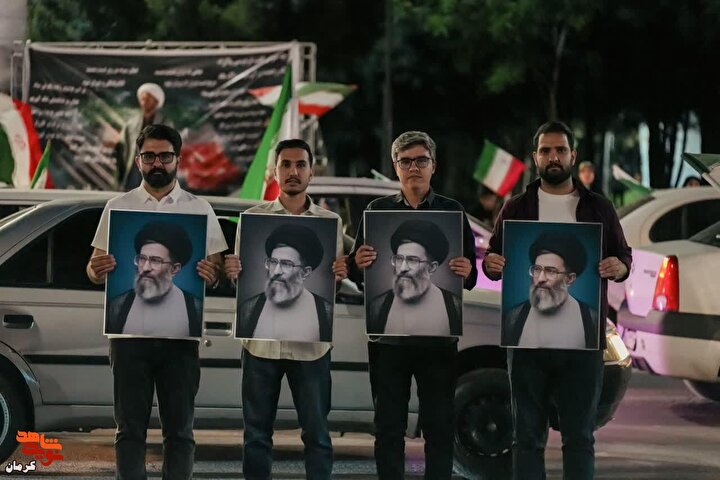 گزارش تصویری/ حضور حماسی شهروندان کرمانی در میدان آزادی
