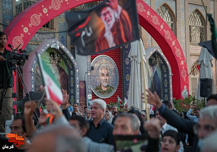 چهل روز پس از تدفین؛ گرامیداشت «آقای شهید ایران» در گلزار شهدای کرمان +...