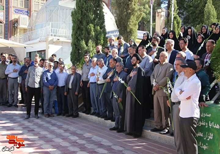 میثاق در قاب تصویر؛ ادای احترام کارکنان بنیاد شهید کرمان به مقام شهدا