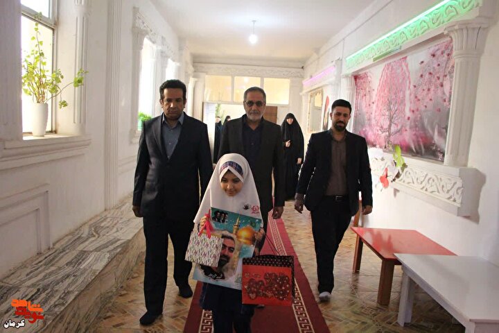 جای خالی پدر، کنار کیف و کتاب مدرسه؛ بدرقه فرزندان شهید کرمانی