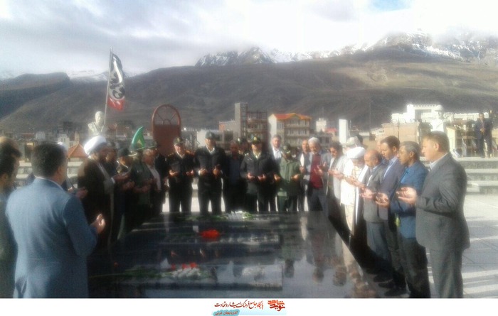 مسئولان ماکو در مراسم غبارروبی مزار شهدای گمنام به مناسبت میلاد حضرت علی(ع) روز مرد