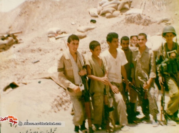 شهید دانش‌آموز یداله فروزنده از سمت چپ دومین نفر