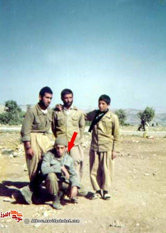 شهید حمیدرضا شیخ‌محبوبی در جمع هم‌رزمان